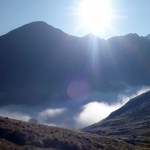 Die Nebelwolken des Tals ziehen sich so langsam zurück und geben die Sich auf die Martin Busch Hütte frei.