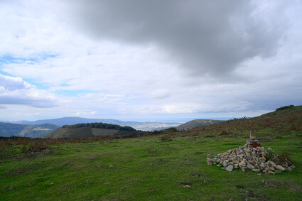 Auf dem Weg zum Ziel der ersten Etappe auf dem Pyrenäen-Wanderweg GR 10 . Es geht vorbei an tollen Landschaften.