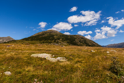 Durch eine ganz besondere Berglandschaft geht es weiter nach Estérençuby, dem achten Etappenziel dieser Wanderung durch die Pyrenäen.