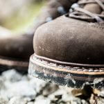 Freizeitschuhe oder Wanderschuhe? Das sollte keine Frage sein, denn mit Freizeitschuhen kann man nicht sicher Wandern gehen.