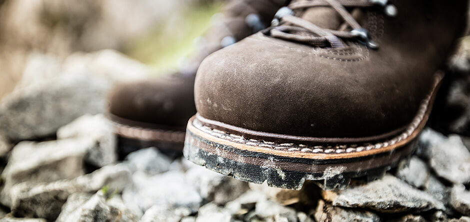 Freizeitschuhe oder Wanderschuhe? Das sollte keine Frage sein, denn mit Freizeitschuhen kann man nicht sicher Wandern gehen.