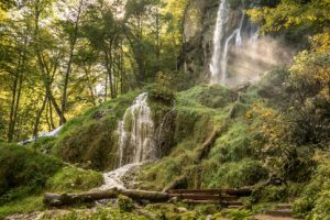 Der Albsteig Etappe 10 - malerischer Wasserfall bei Bad Urach.