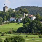 Altmühltal-Panoramaweg Etappe 3 -Blick auf die Burg Pappenheim im Altmühltal auf dem Weg zum Etappenziel Solnhausen