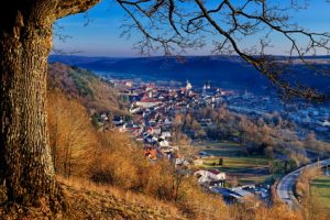 Altmühltal-Panoramaweg Etappe 5 - Blick von oben auf das Etappenziel Eichstätt