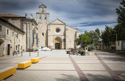 Kloster in Juan de Ortega auf dem Jakobsweg in Spanien. Die Jakobsweg Route hat einige schöne Etappen parat.