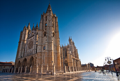 Die Kathedrale in Leon, dem Ziel der 19. Etappe, ist einen Besuch wert. Ebenso wie viele andere Kathedralen auf dem Jakobsweg Spanien.