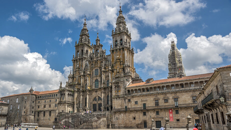 Das Ziel, die Kathedrale von Santiago de Compostela. Alle Jakobsweg Spanien Etappen sind geschafft. Die Pilgerurkunde winkt.