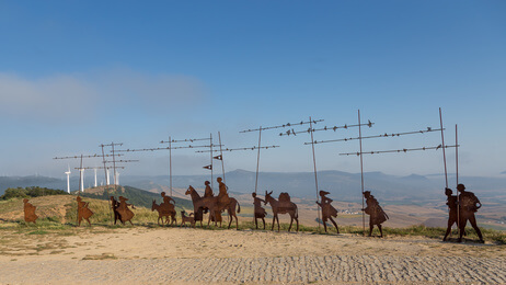 Eine der spannendsten Jakobsweg Spanien Etappen. Skulptur eines Pilgerzugs.