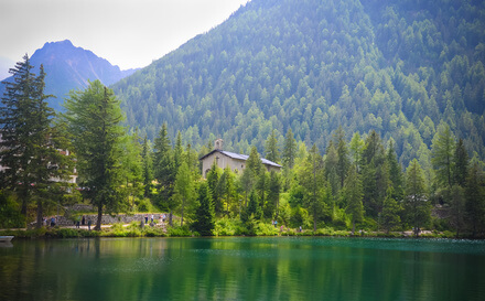 Der See bei Champex in der Schweiz. Ziel der 7. Etappe der Tour du Mont Blanc.
