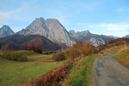 Das Dorf Lescun - Ziel der 13. Etappe auf dem Pyrenäen-Wanderweg GR 10. Malerische Landschaften, eine wahre Augenweide.