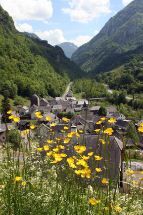 Etaut - dieses wunderschöne Dorf erwartet uns am Ende der 14. Etappe. Langsam neigt sich der Pyrenäen Wanderweg dem Ende zu.