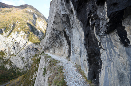 Über schmale Felswanderwege geht es nach Gabas, Dies ist das Ziel der 15. Etappe unseres Abenteuers Pyrenäen Fernwanderweg GR 10