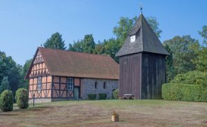 Die Kirche von Undeloh am dritten Tag auf dem Heidschnuckenweg. Etwas anders als andere Kirchen.