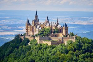 Der Albsteig Etappe 13 - das Ziel dieser Etappe ist Albstadt/Burgfelden. Unterwegs gibt es einen tollen Blick auf die Burg Hohenzollern.