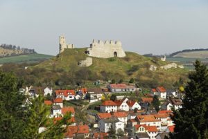 Der Albsteig Etappe 2 bis nach Bopfingen, mit Blick auf die Burg.