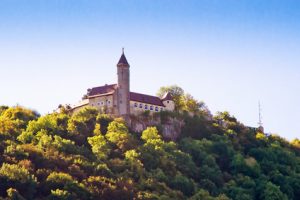 Der Albsteig Etappe 8 - toller Blick auf die Burg Teck.