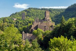 Der Eifelsteig Etappe 11 führt bis nach Manderscheid, vorbei an einer Burgruine.