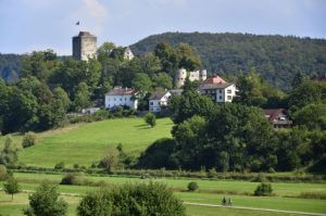Altmühltal-Panoramaweg Etappe 3 -Blick auf die Burg Pappenheim im Altmühltal auf dem Weg zum Etappenziel Solnhausen