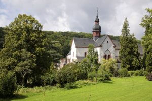 Rheinsteig Etappe 19 - das schöne alte Zisterzienser Kloster ist auf jeden Fall einen Besuch wert. Ziel der Etappe ist Kiedrich.