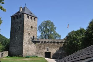 Rheinsteig Etappe 8 - zum Ziel in Vallendar geht es an der alten Burgruine bei Schloss Sayn vorbei.