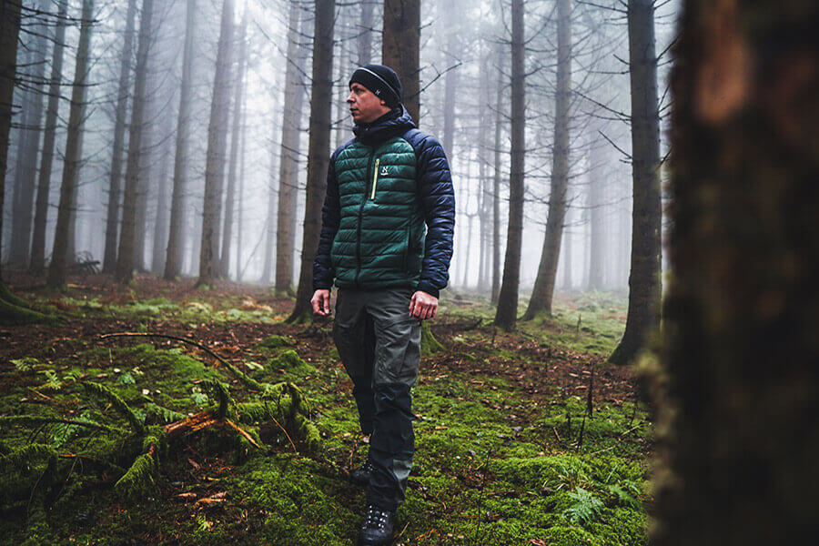 mit der Haglöfs Spire Mimic Hood Jacke bei Nebel im Wald