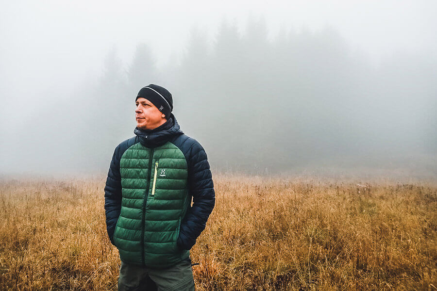 Haglöfs Spire Mimic Jacke vor nebligem Wald