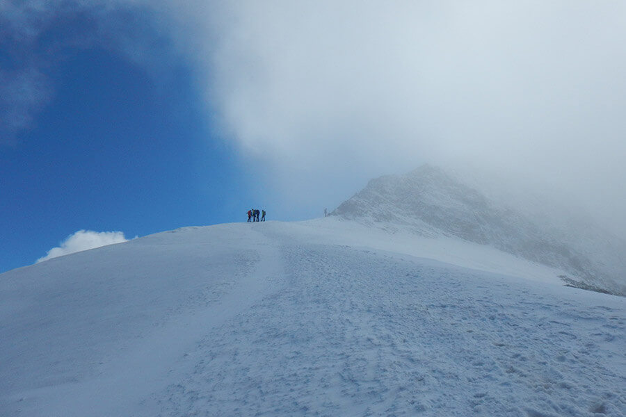 Bergsteiger auf dem Weg zum Gipfel