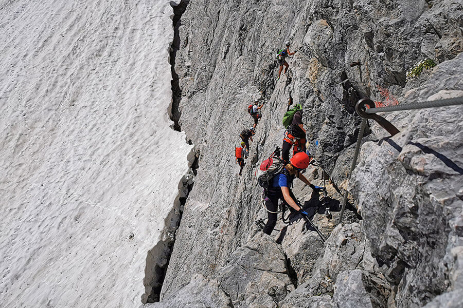 Bergsteiger im Höllental Klettersteig