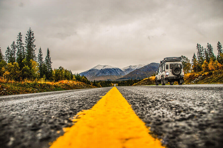 Land Rover auf einer Straße in Norwegen