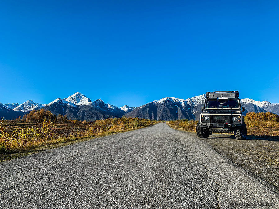 Land Rover auf einer Straße in Norwegen