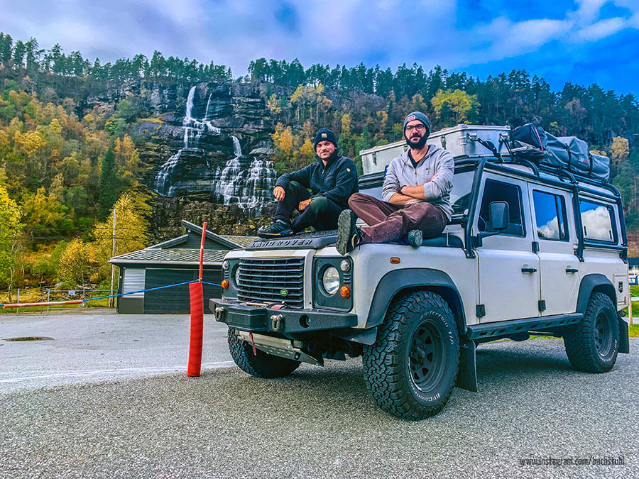 Land Rover auf einer Straße in Norwegen