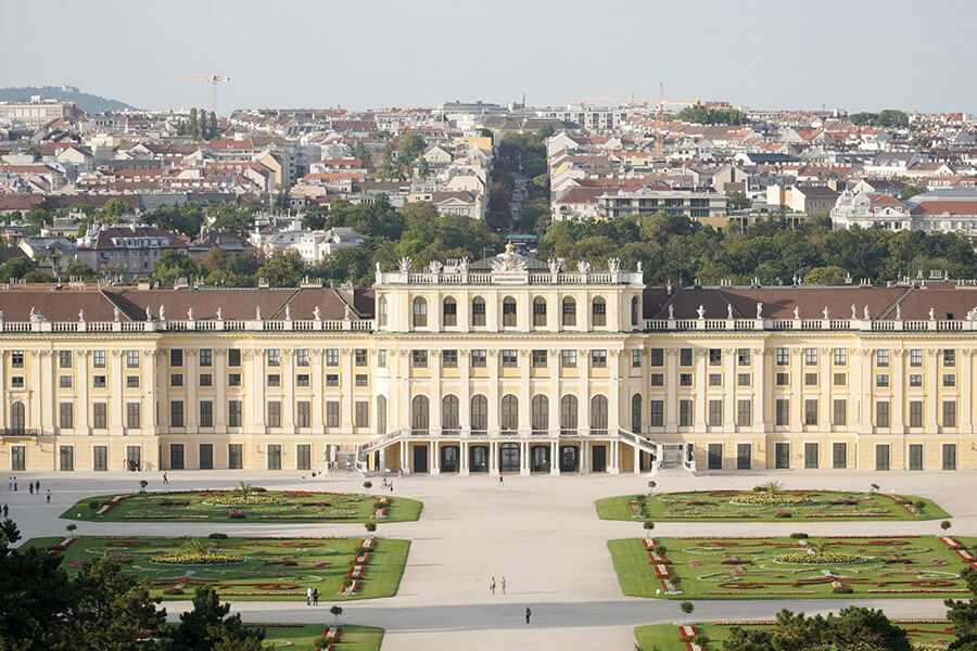  Vienna: Leere Ränge vor Schloss Schönbrunn