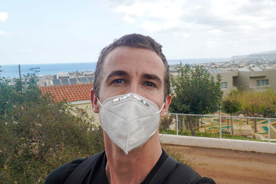 Crete Arrival: Mit Maske beim Herauslaufen aus der Stadt