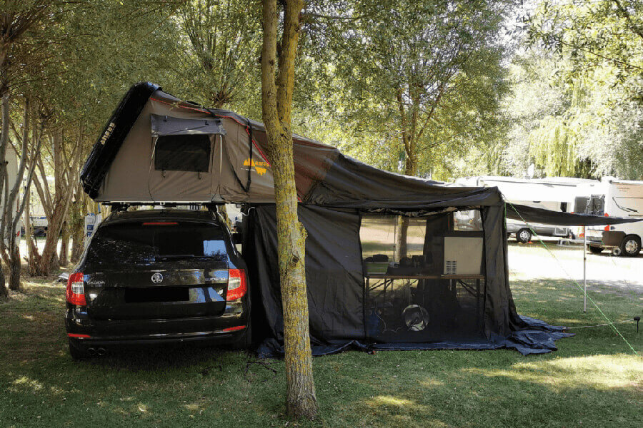 Skoda Octavia mit geöffneten Hybrid-Hardcover-Zelt und Vorzelt