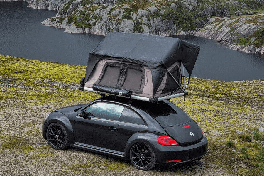 VW Beetle mit geöffneten Softcover-Zelt