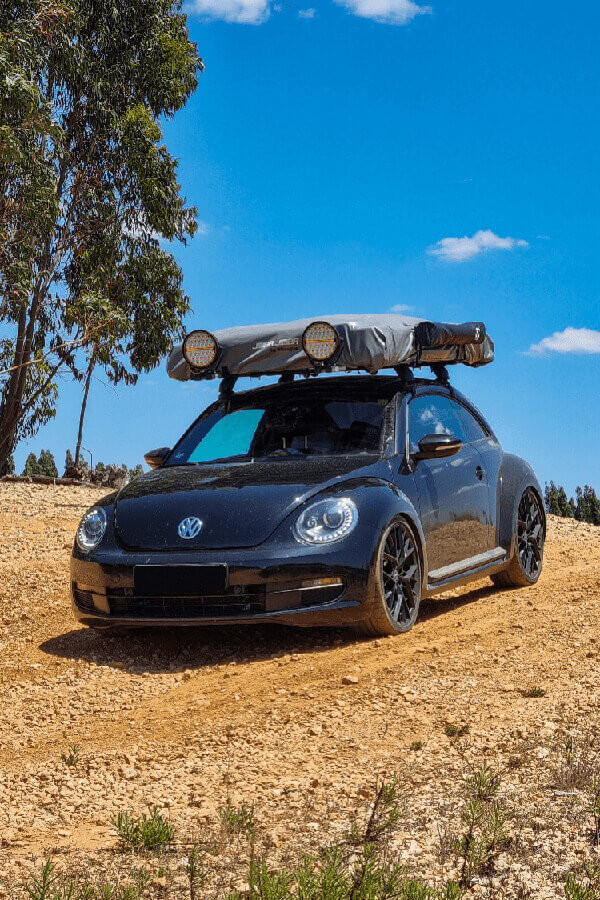 VW Beetle mit geschlossenem Softcover-Zelt