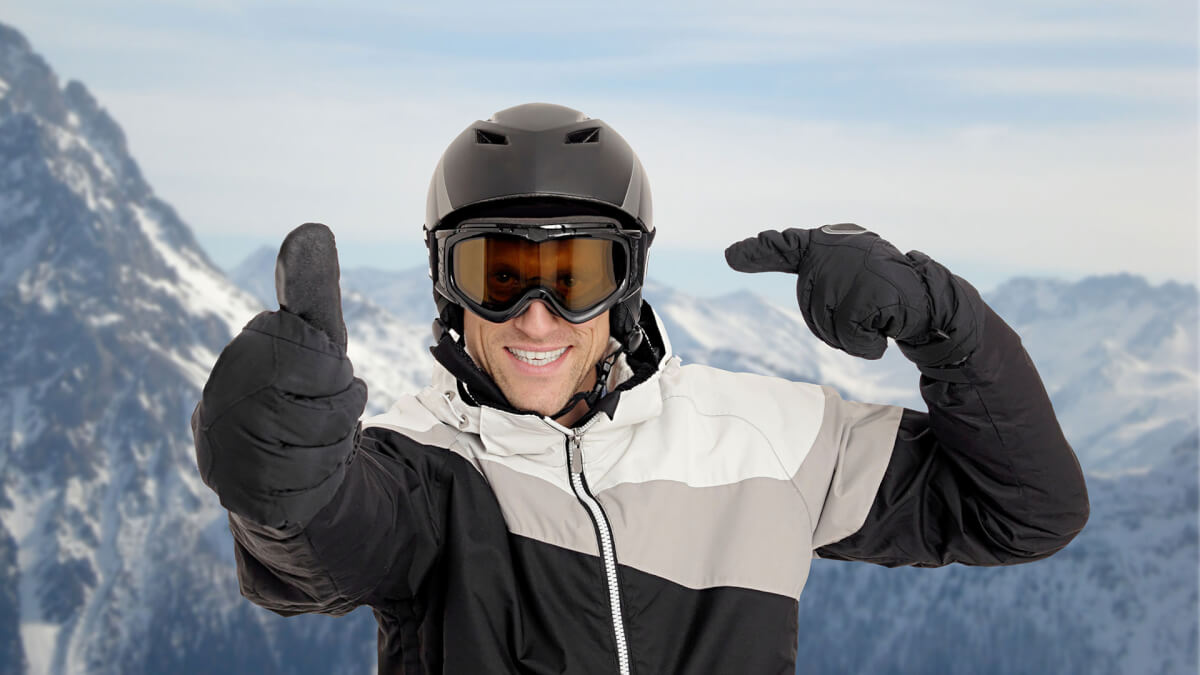 Skifahrer mit schwarzem Helm