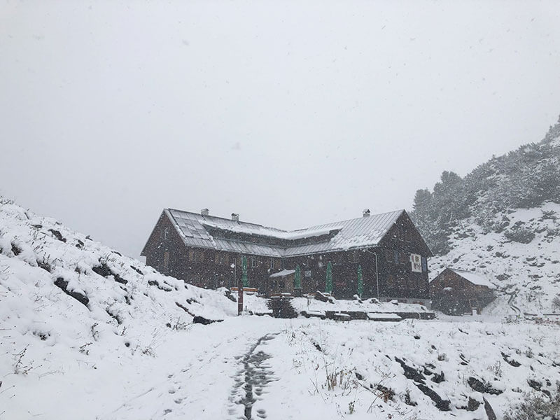 Die Freiburger Hütte im Schnee