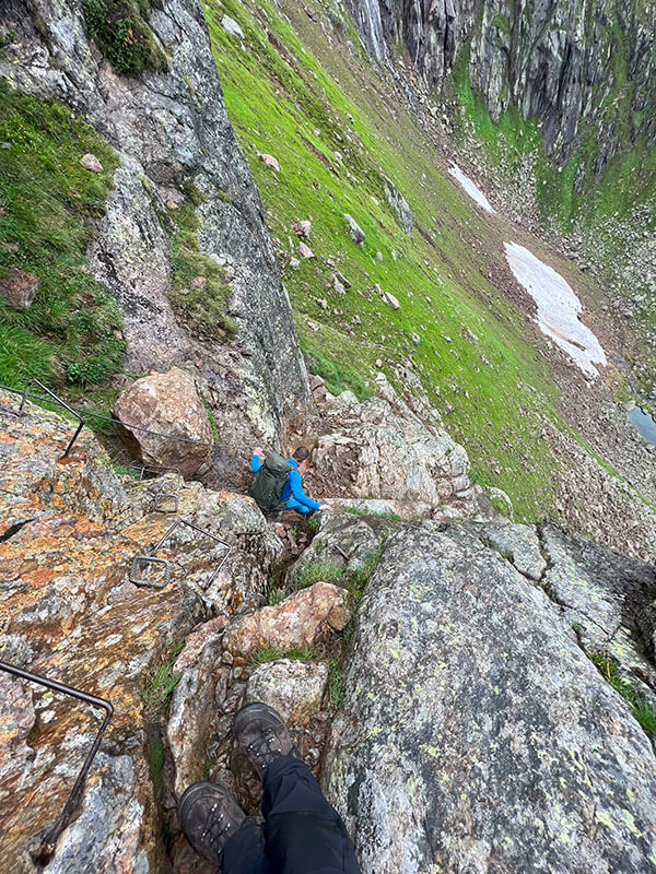Ein Wanderer auf einem steilen Klettersteig