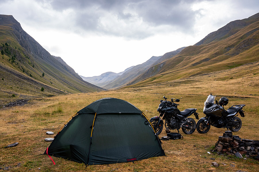 zwei Motorräder und ein Zelt in Talkessel