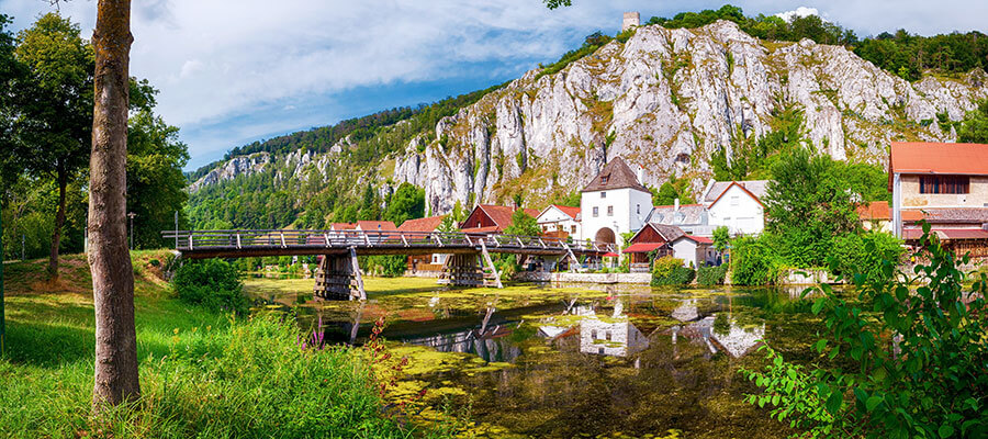 Essing mit Holzbrücke über die Altmühl und Burg Randeck, Bayern