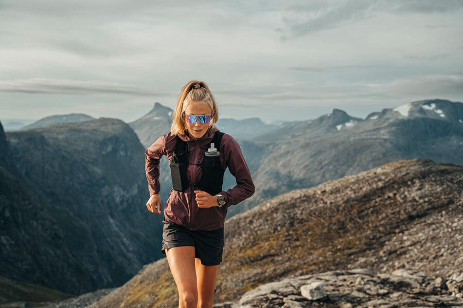 Trailrunnerin mit Sportbrillen in den Bergen