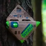 Scrubba Wasgbag mit Verpackung an Baum hängend