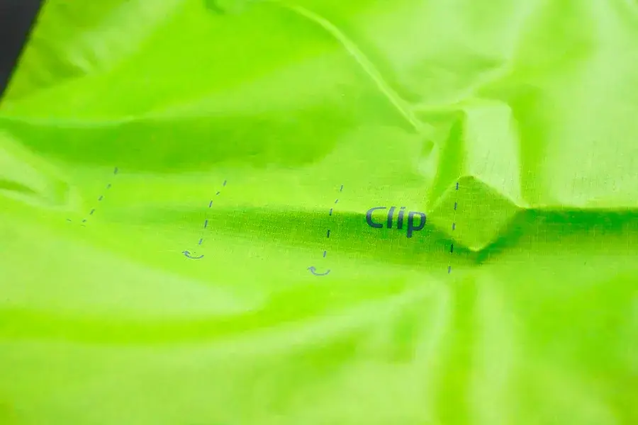 Anleitung zum Einrollen auf dem Washbag