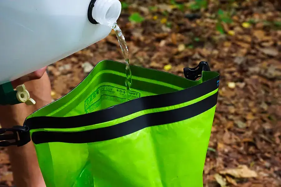 Wasser einfüllen in den Scrubba Washbag