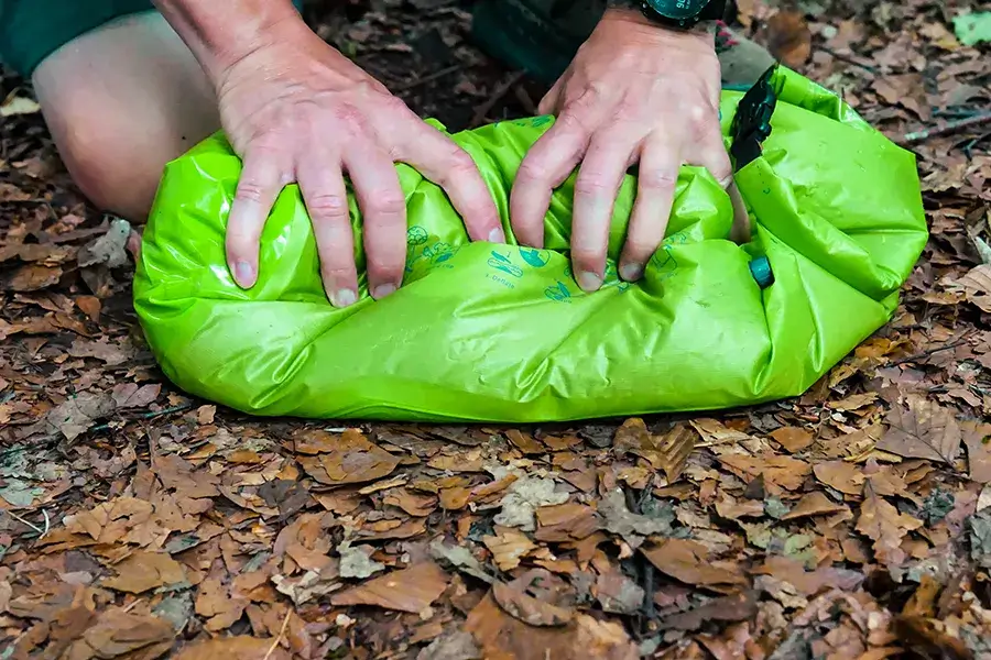 kneten des Bags mit samt dem Inhalt