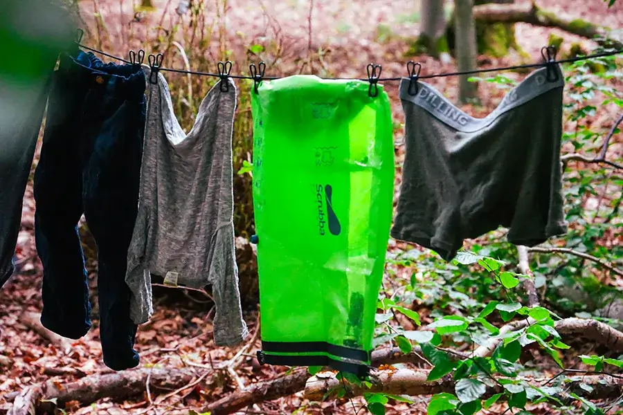 Wäsche und Washbag nach dem Waschvorgang trocknen