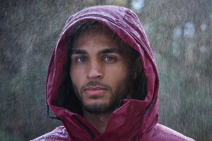 Hardshelljacke im Regen getragen