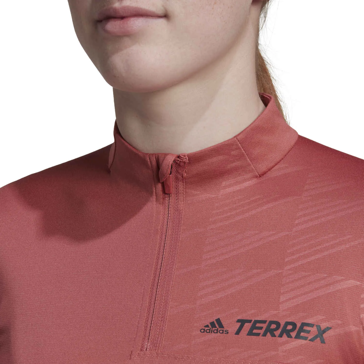 06_HI5494_9_APPAREL_On Model_Detail View 2_transparent.jpg