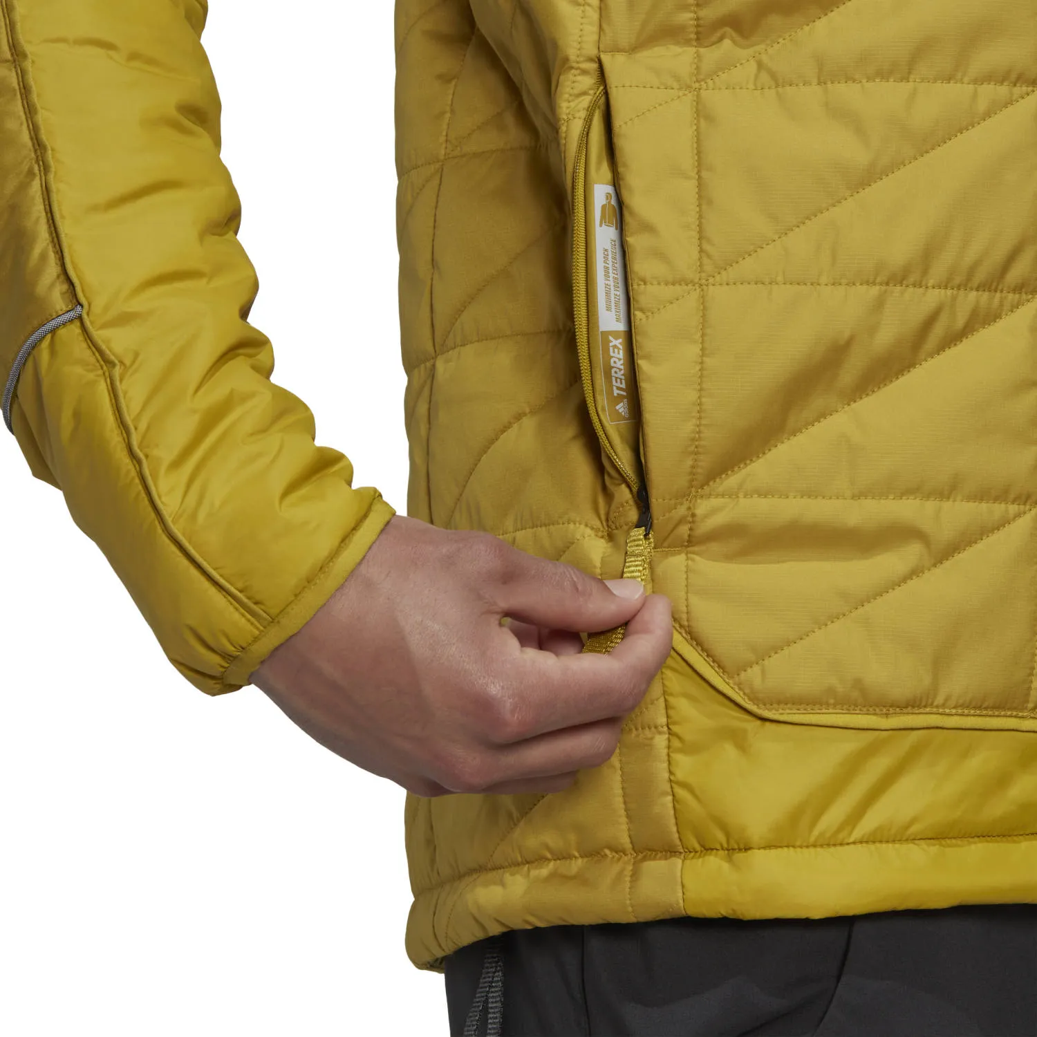 06_HF0833_9_APPAREL_On Model_Detail View 2_transparent.jpg